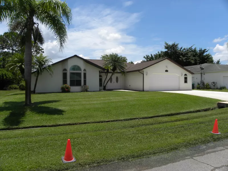 1925 SE Cheltenham ST, Port Saint Lucie, FL 34983