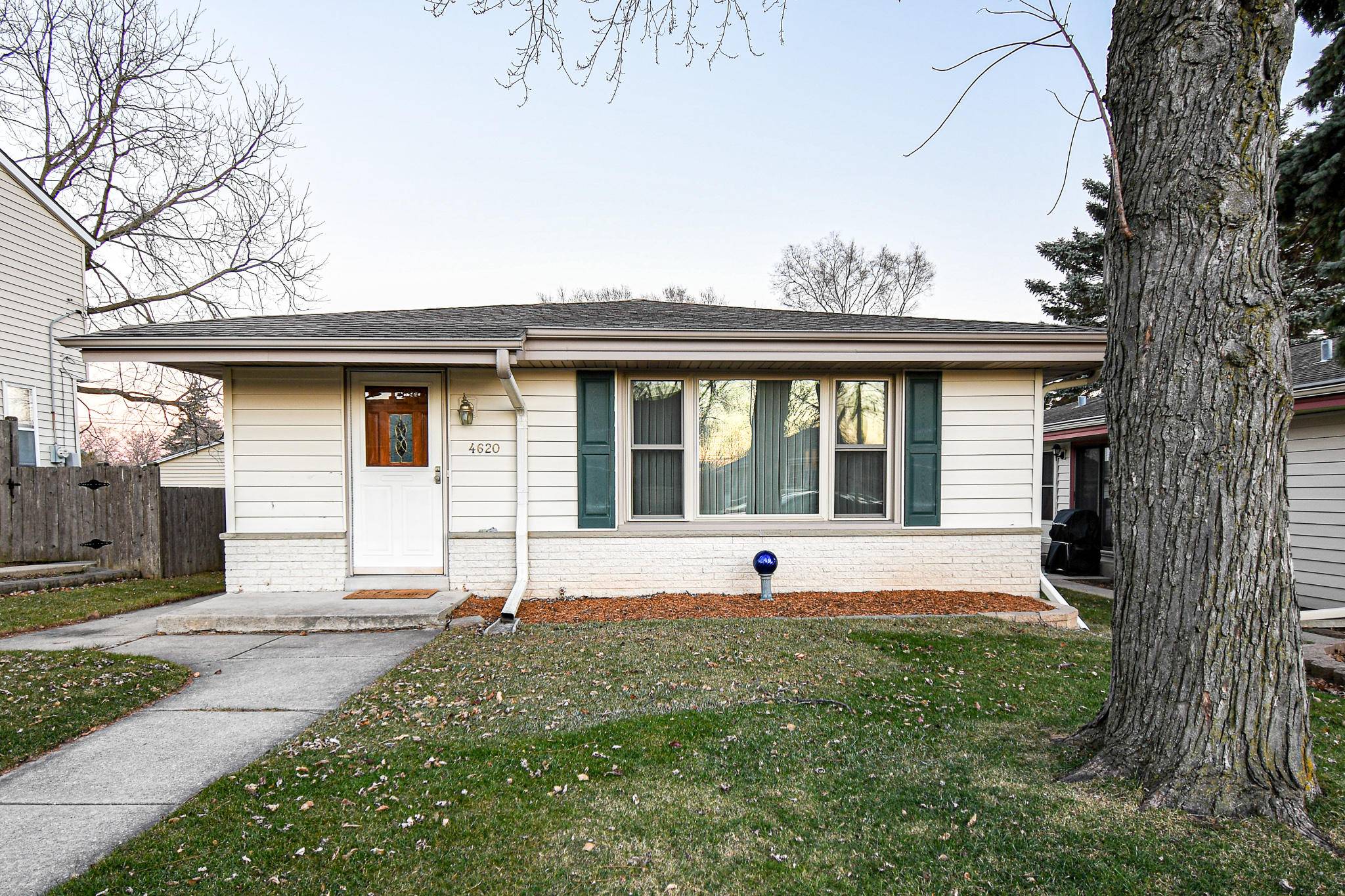 4620 S 47th St, Greenfield, WI 53220