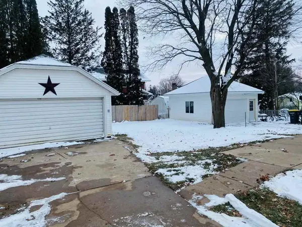 Lancaster, WI 53813,352 W Hickory St