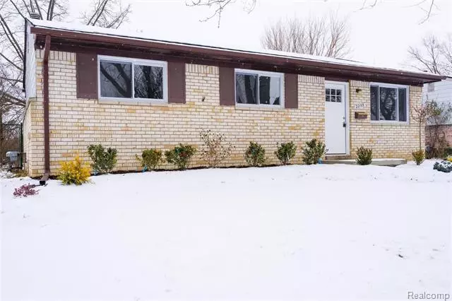 2255 GARRY DR, Troy, MI 48083