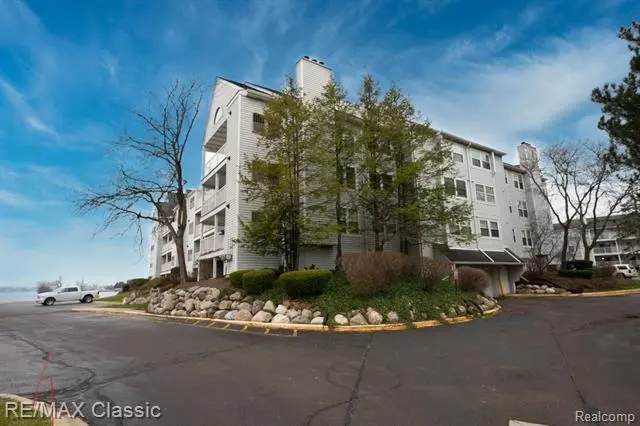 3565 PORT COVE DR APT 82, Waterford, MI 48328