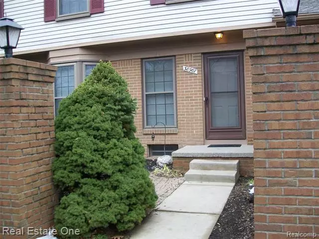 38907 Country CIR 142, Farmington Hills, MI 48331