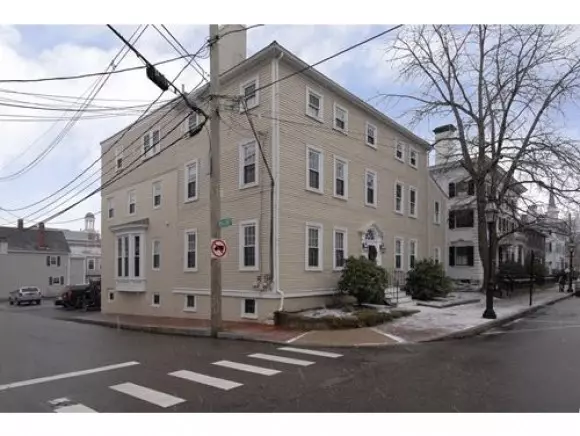 98 Court ST #2, Portsmouth, NH 03801