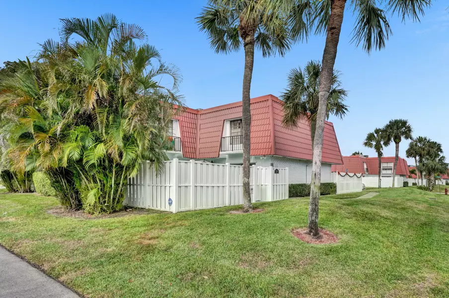 1406 Oxford LN, Boynton Beach, FL 33426