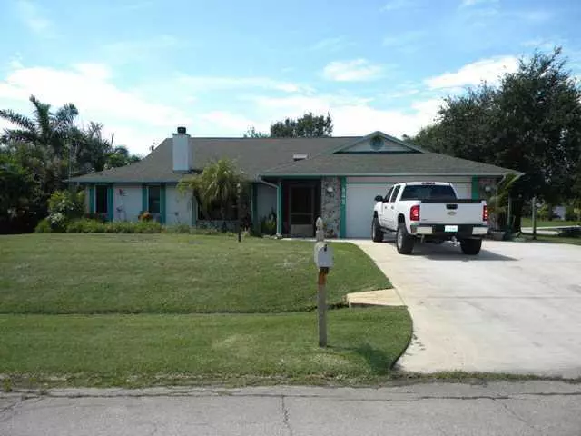 842 SE Streamlet AVE, Port Saint Lucie, FL 34983