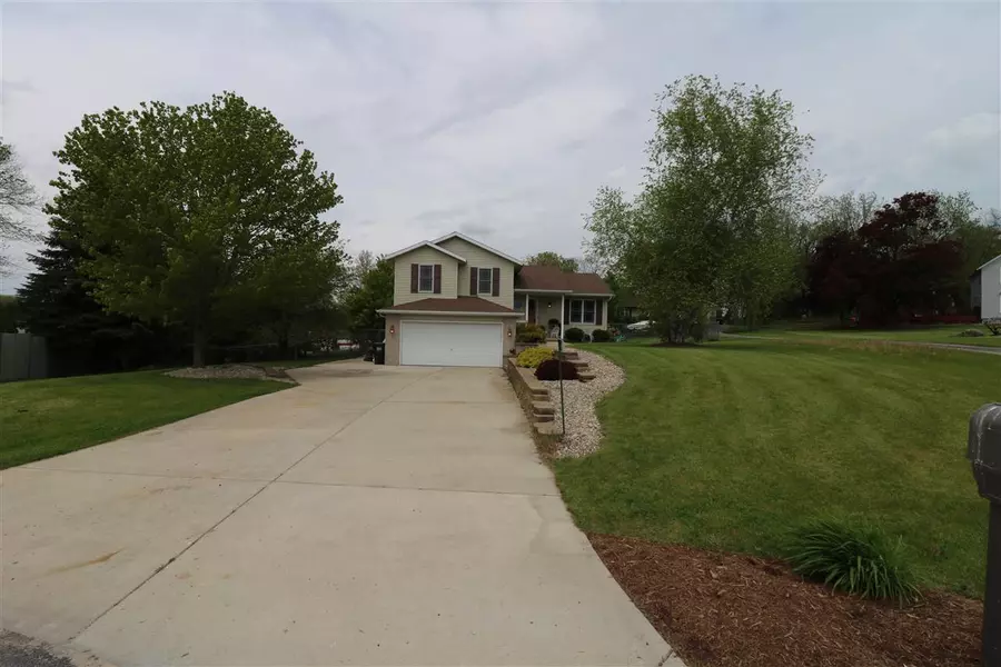 842 Kimseth Cir, Deerfield, WI 53531