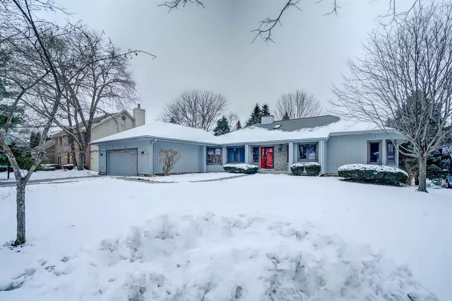 10 E Geneva Cir, Madison, WI 53717-1825