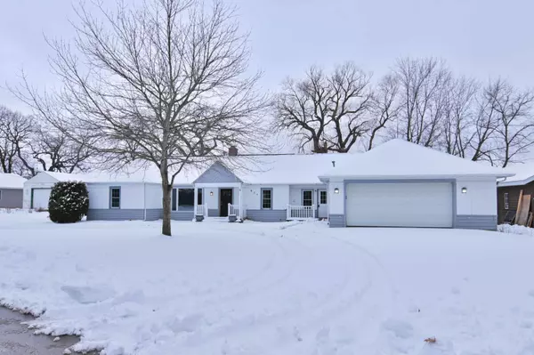 821 S 6th St, Salem Lakes, WI 53170