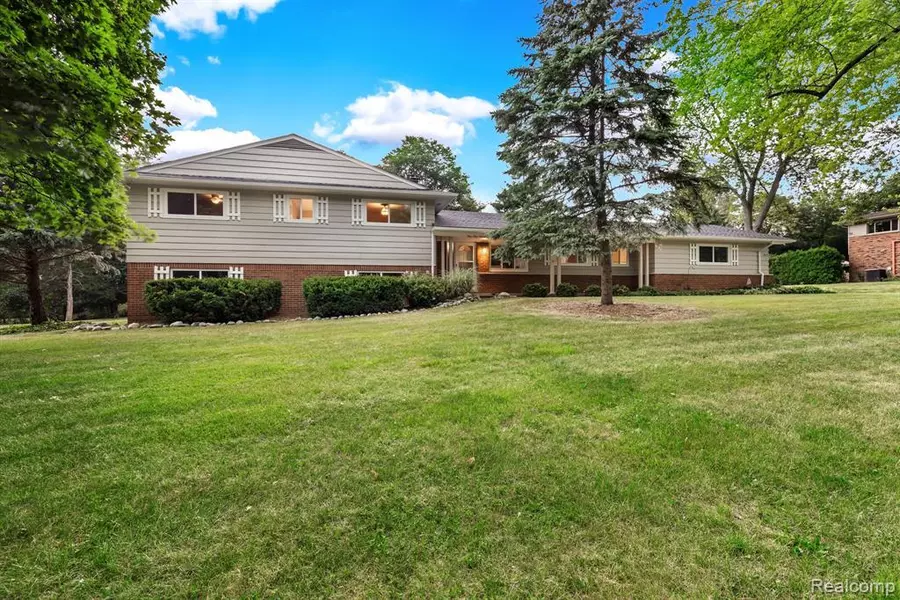 917 S READING Road, Bloomfield Hills, MI 48304 2043