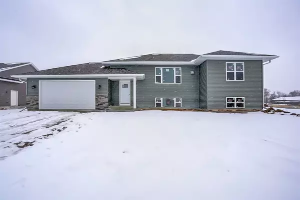 590 Pauquette Pines Ln, Poynette, WI 53955