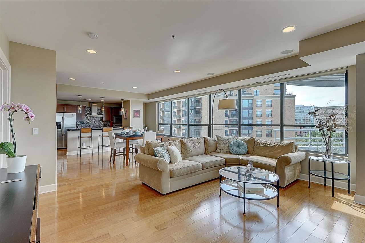 Madison, WI 53703,137 E Wilson St #813