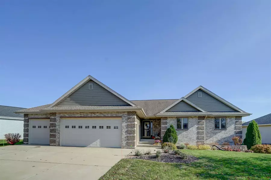 4389 Memorial Cir, Windsor, WI 53598