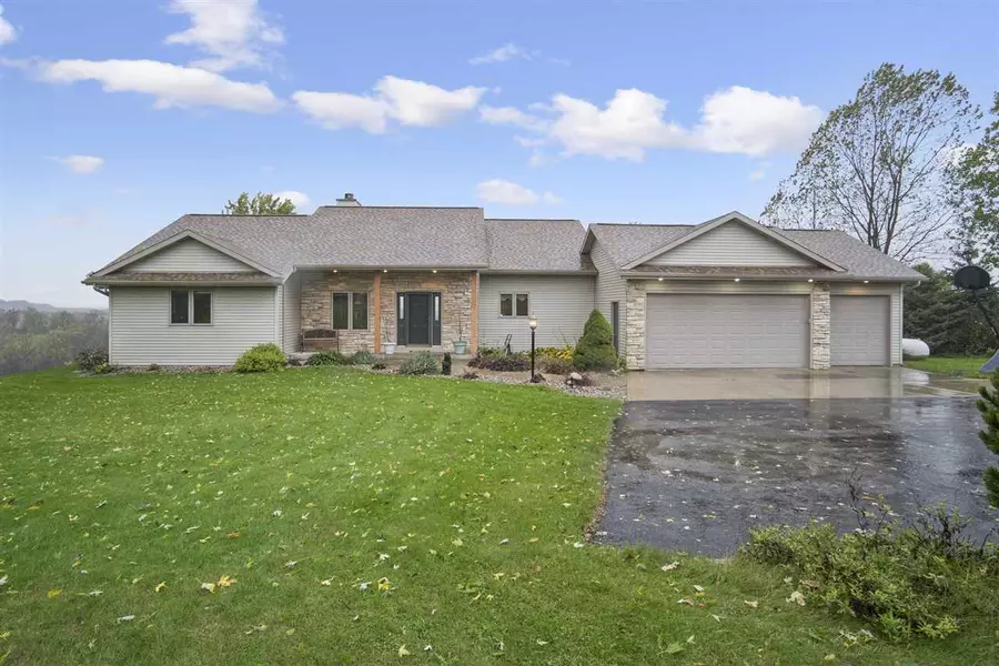 W5253 Highland Dr, New Glarus, WI 53574