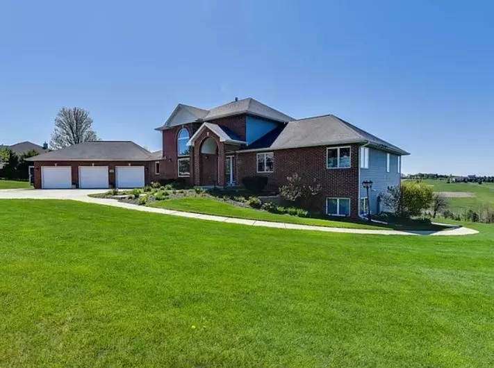 W5393 Windmill Ridge Rd, New Glarus, WI 53574