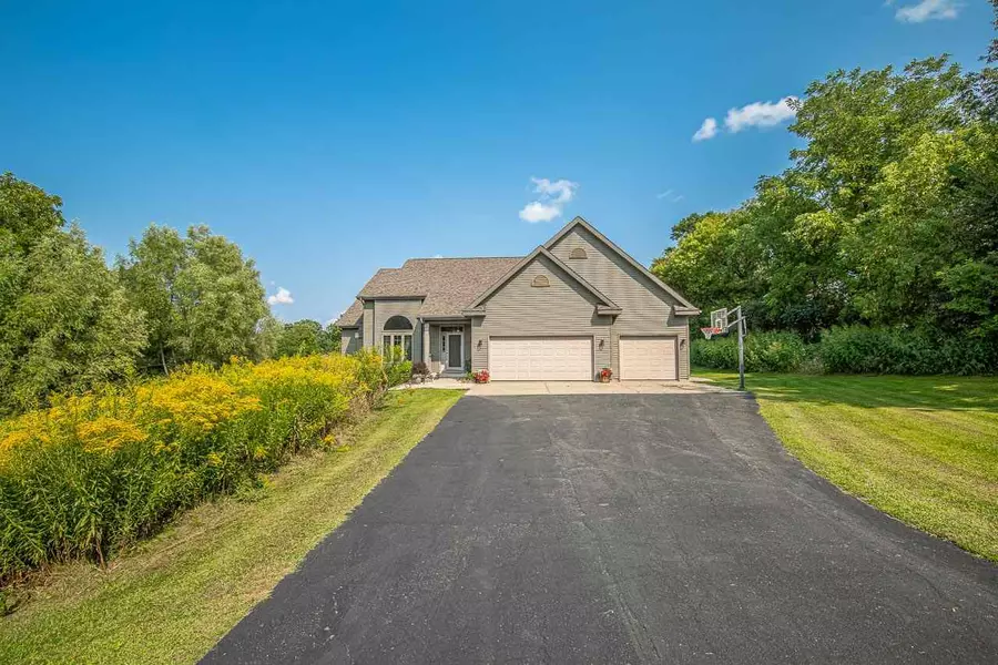 N8908 Shamrock Ln, New Glarus, WI 53574