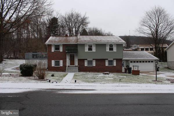 214 DEERFIELD DR, Pottsville, PA 17901