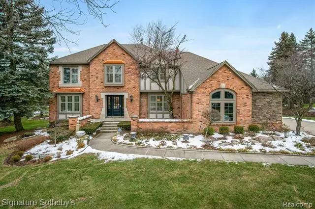 560 FOX POINTE CRT, Bloomfield Hills, MI 48304