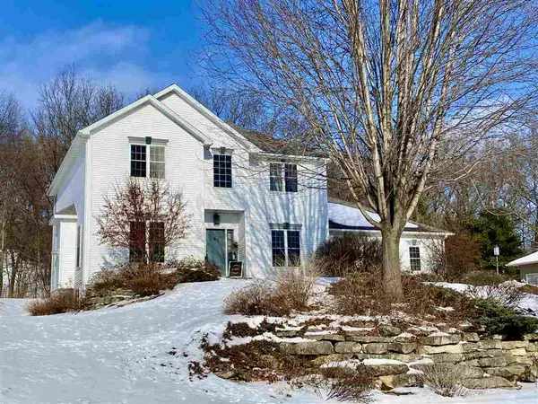 642 BASCOM HILL DR, Baraboo, WI 53913