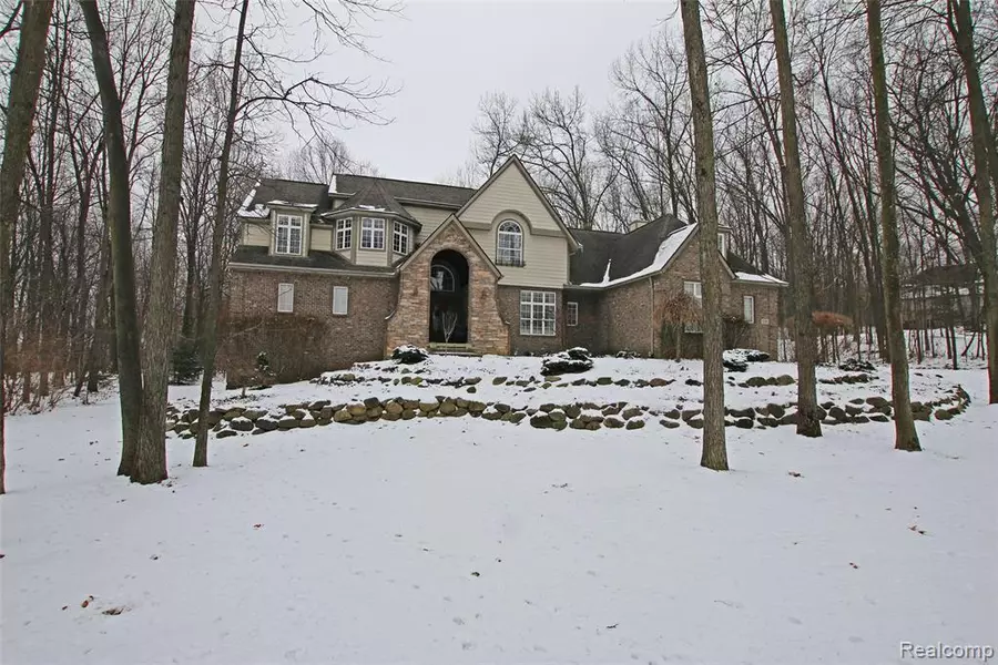 15365 OAK HOLLOW DR, Holly, MI 48442-9523