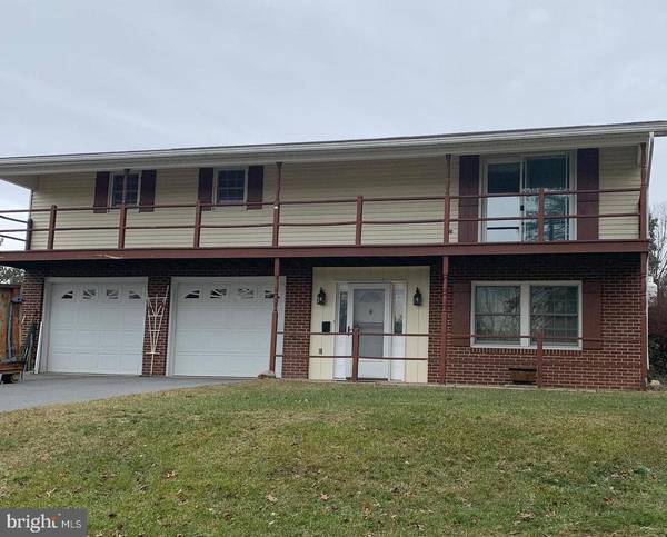 8 SURREY CT, Chambersburg, PA 17201