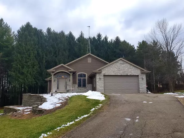 N4990 N Helenville Rd, Farmington, WI 53137