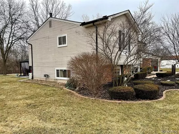 Novi, MI 48375,39940 BURTON CRT