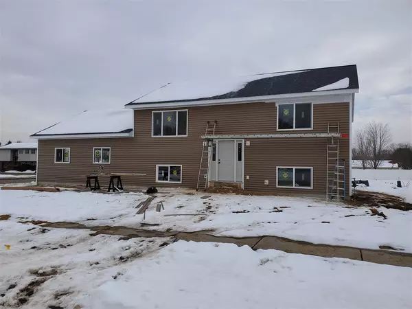 415 Midway Dr, Reedsburg, WI 53959