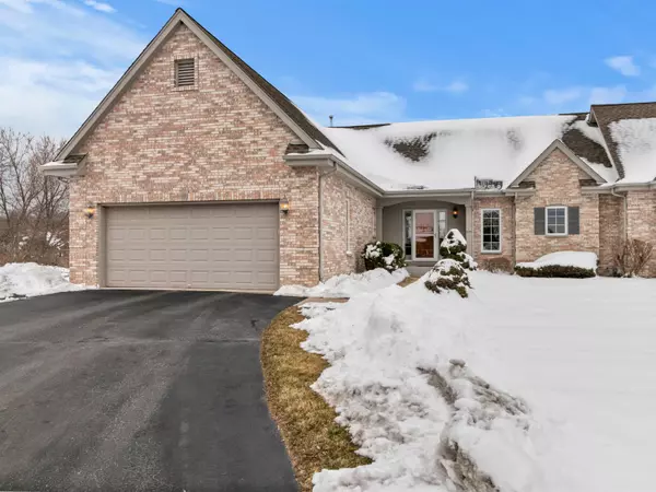 230 Eagles Cove Cir, North Prairie, WI 53153