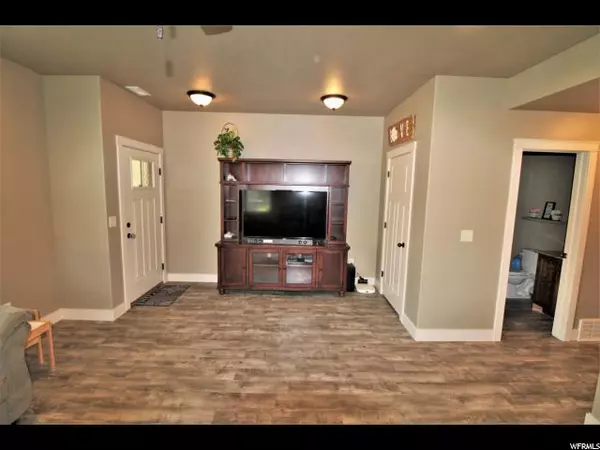 Pleasant View, UT 84414,255 W 2700 N #18