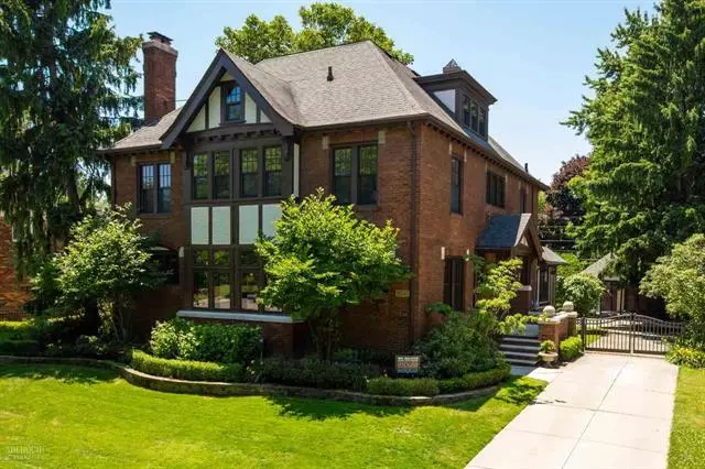 1027 KENSINGTON, Grosse Pointe Park, MI 48230