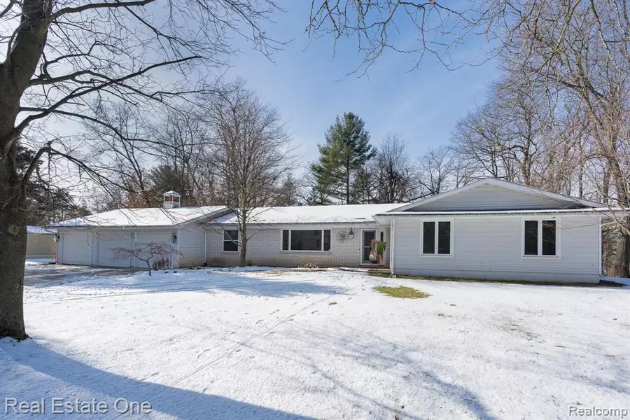 1884 MILL POND DR, Oxford, MI 48371-6035