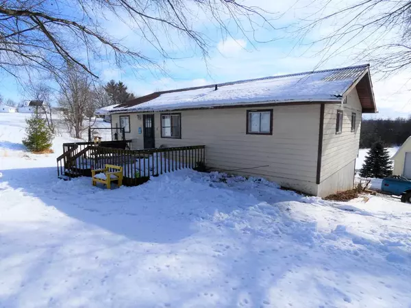 18 Riverside Dr, Benton, WI 53803