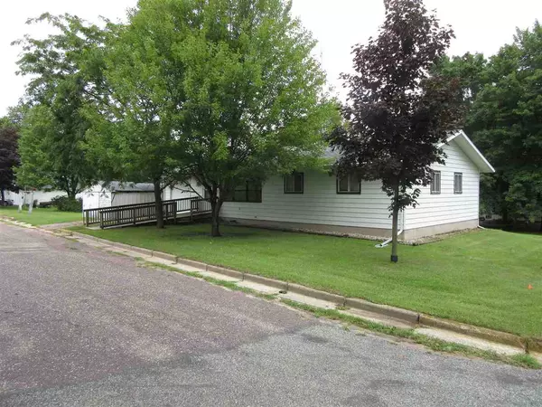 180 Oak St, Lyndon Station, WI 53944