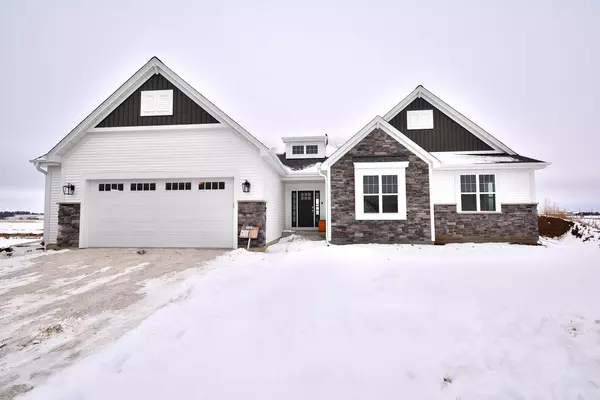 1340 Foxwood Pass, Oconomowoc, WI 53066