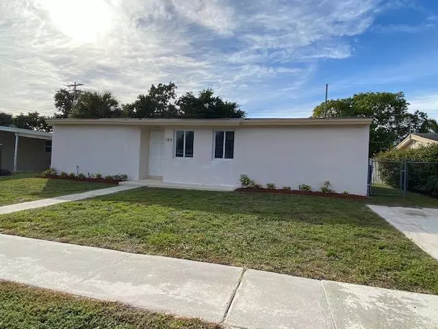 789 Hibiscus DR, Royal Palm Beach, FL 33411