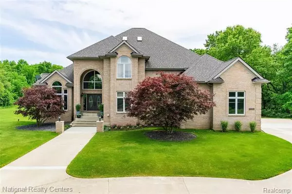 1046 HUNTER CRT, Milford, MI 48381