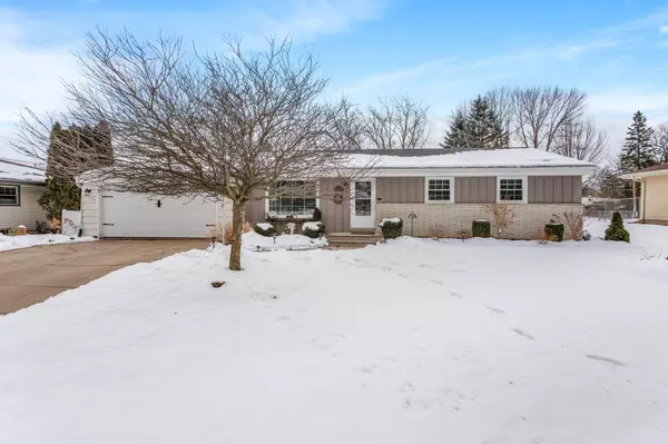 N62W23773 Hickory Dr, Sussex, WI 53089