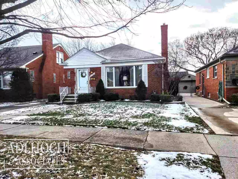 1981 Hollywood, Grosse Pointe Woods, MI 48236