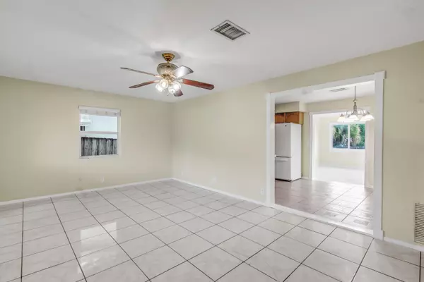 Lake Worth, FL 33460,828 N B ST