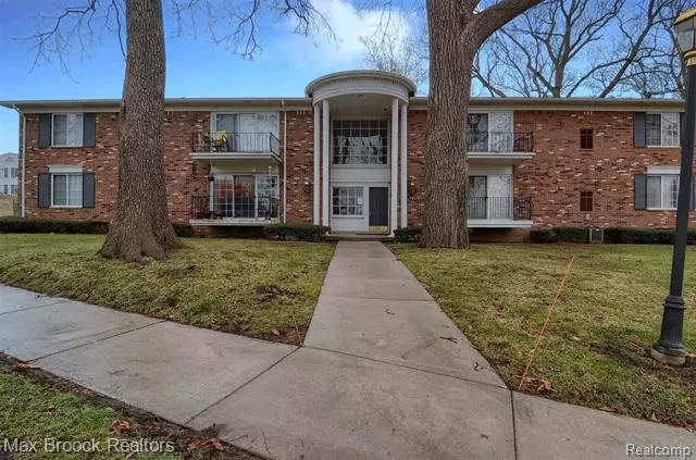 421 S FOX HILLS  2, Bloomfield Hills, MI 48304