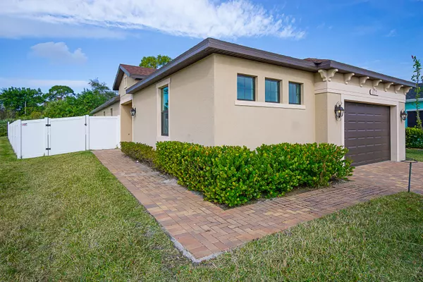 177 SE Via Visconti,  Port Saint Lucie,  FL 34952