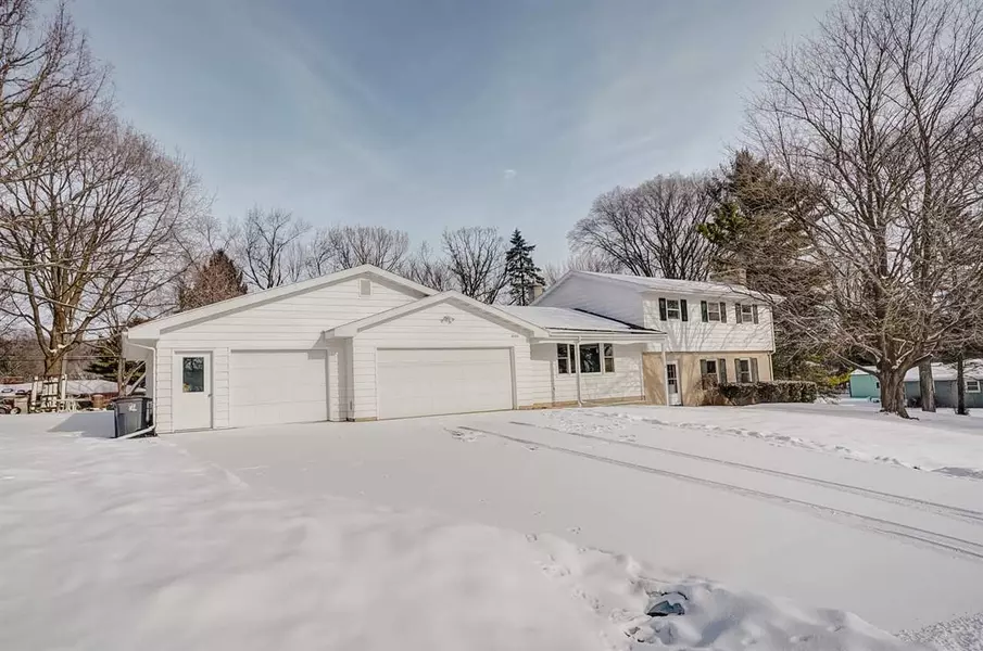 5600 Labuwi Ln, Waunakee, WI 53597