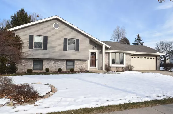 8170 S White Oak Dr, Oak Creek, WI 53154