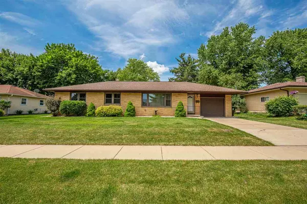 814 Davis St, Sun Prairie, WI 53590