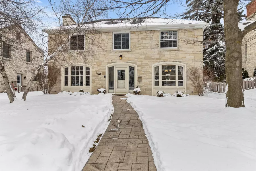 7822 W Wisconsin Ave, Wauwatosa, WI 53213