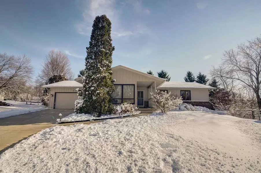 17 Canterbury Cir, Madison, WI 53711