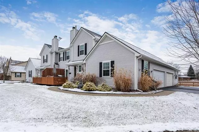 242 Barrington Circle CIR, Lake Orion, MI 48360