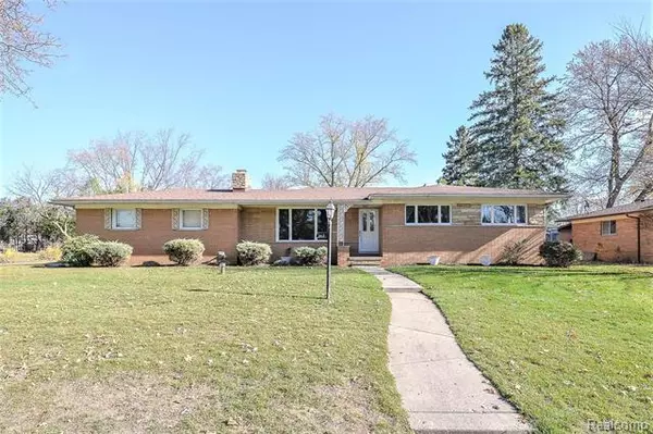 262 HURONDALE DR, White Lake, MI 48386