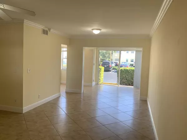 Boynton Beach, FL 33435,22 Colonial Club DR 102