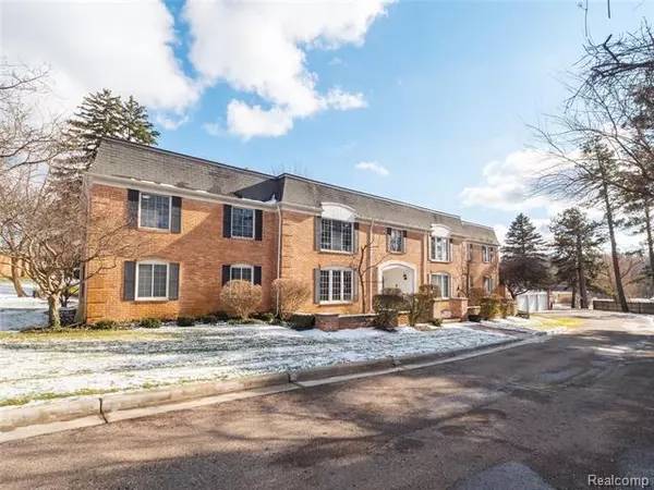 Bloomfield Hills, MI 48304,150 E LONG LAKE RD APT 9